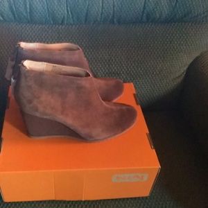 NIB Kirk's (booties)